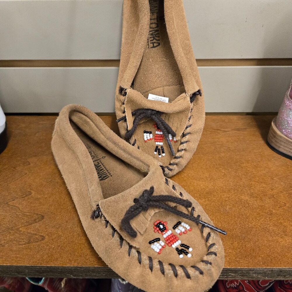 Childs Minnetonka beaded moccasins tan leather nice shape